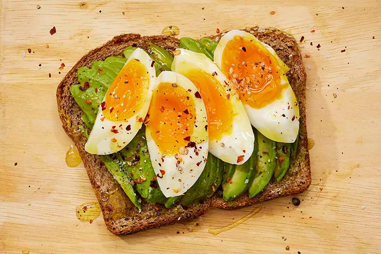 تخم مرغ آب پز با نان سبوس دار و آووکادو